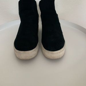 Black sued  SteveMadden sneakers